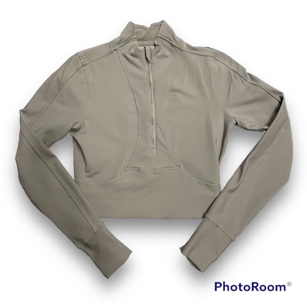 LIKE NEW - Cropped Athletic Long Sleeve Top S